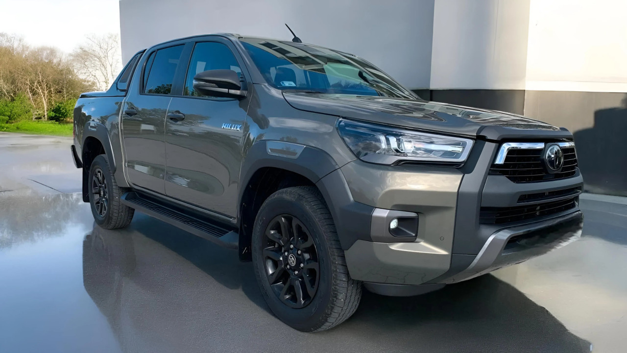 Toyota Hilux 2.8 D-4D 4X4 Invincible (2)