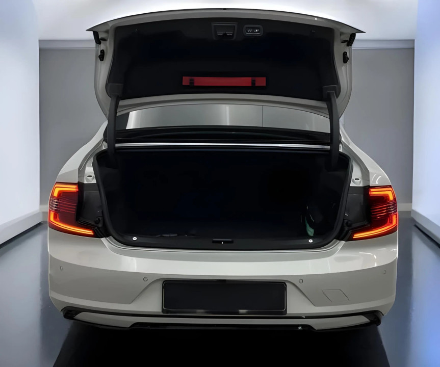 Volvo S90 T8 Recharge AWD R-Design (5)