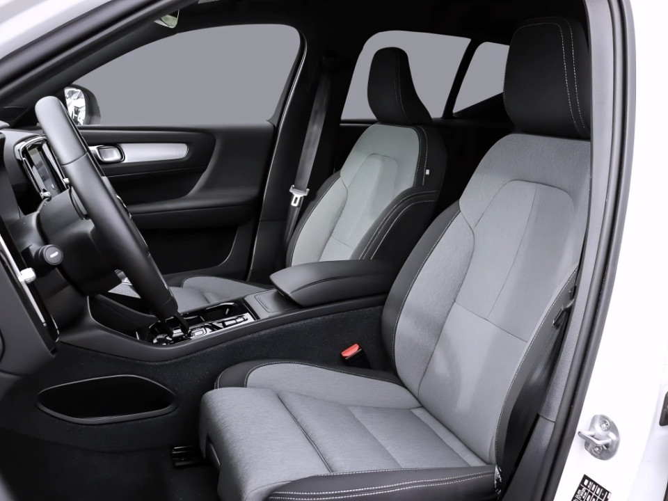 Volvo XC 40 B3 FWD Plus Dark (3)