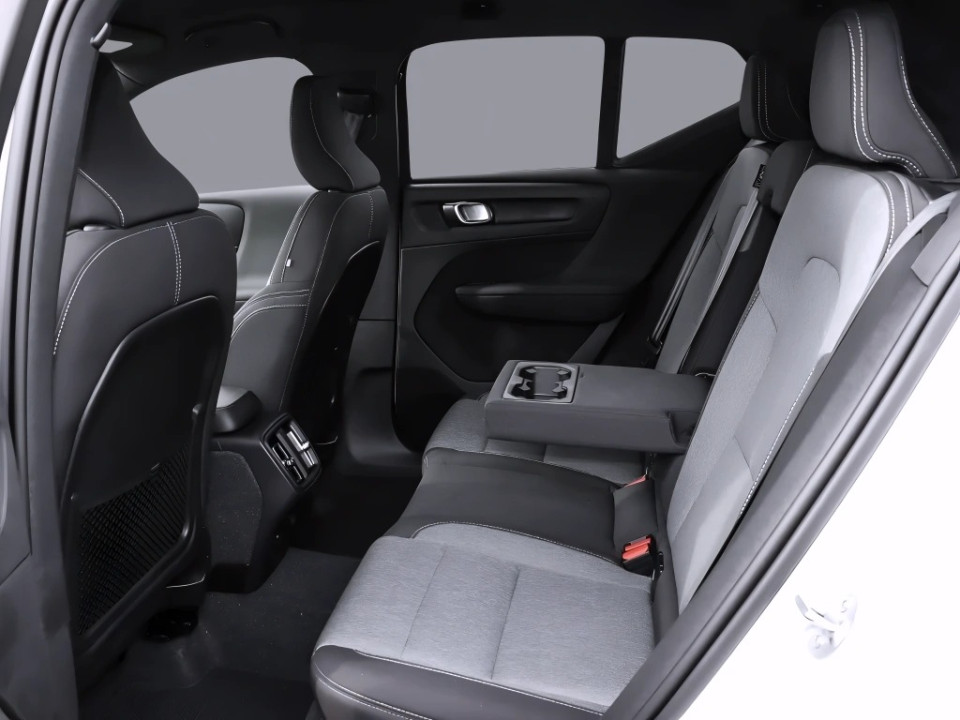 Volvo XC 40 B3 FWD Plus Dark (4)