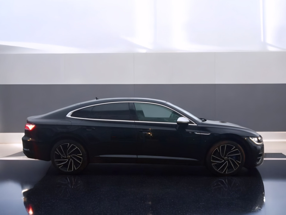 Volkswagen Arteon R 2.0 TSI 4MOTION DSG (2)