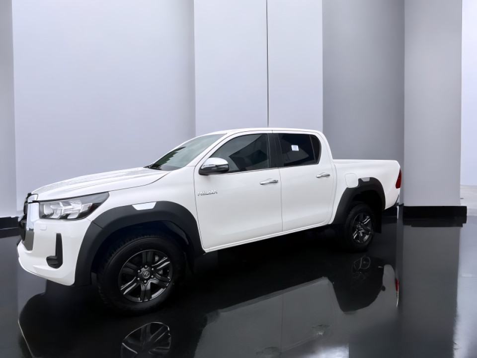Toyota Hilux 2.4D 4x4 (2)