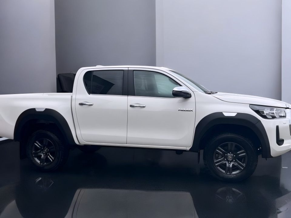 Toyota Hilux 2.4D 4x4 (4)