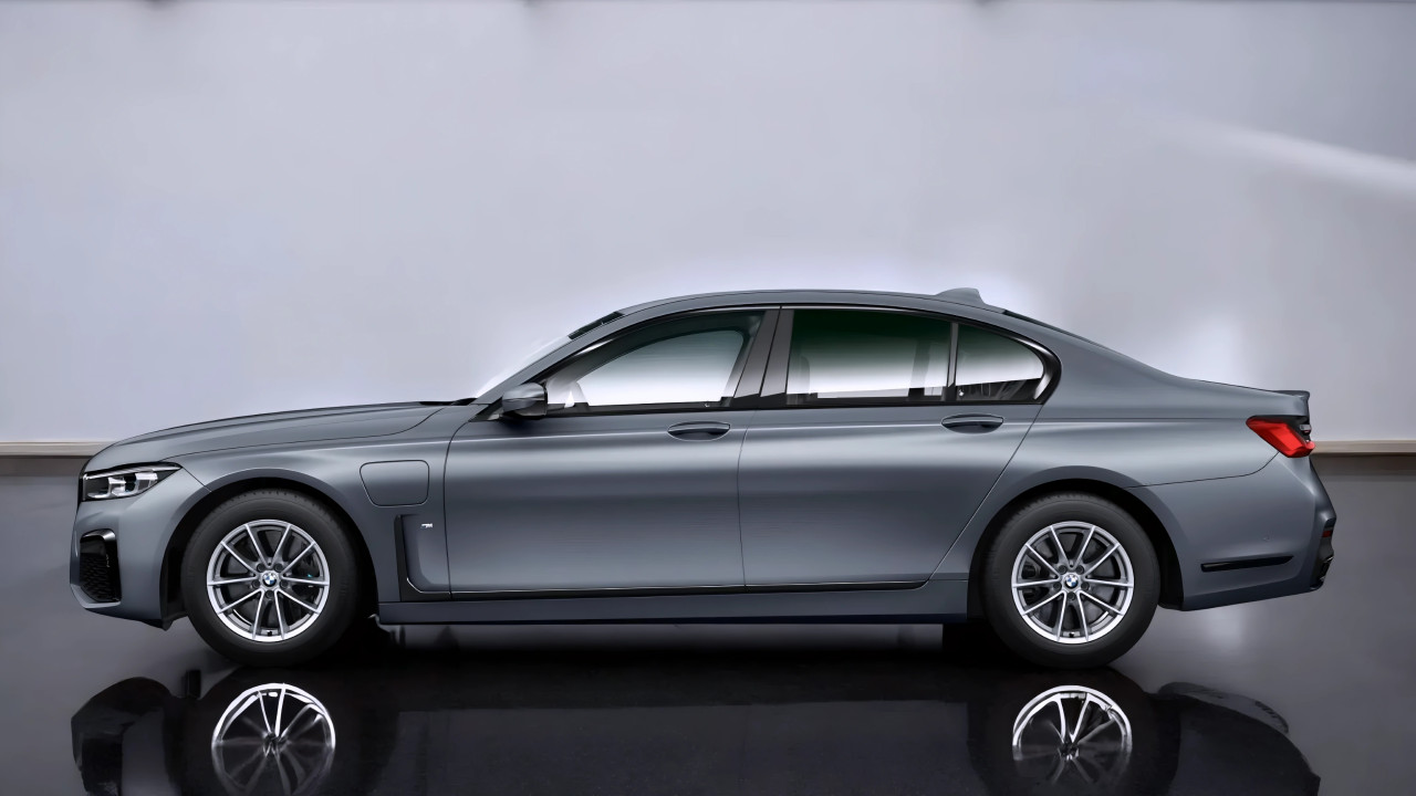 BMW Seria 7 745e (2)