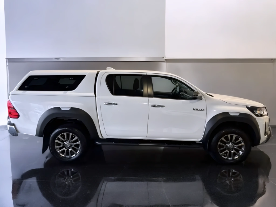 Toyota Hilux 2.8 D-4D Comfort (2)