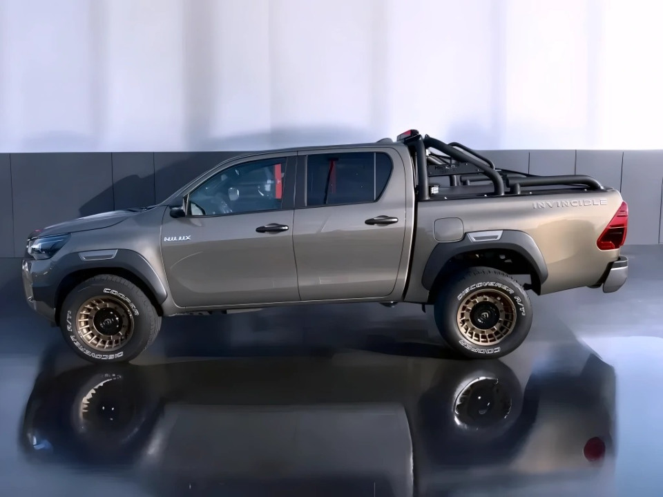 Toyota Hilux 2.8 D-4D Invincible (5)