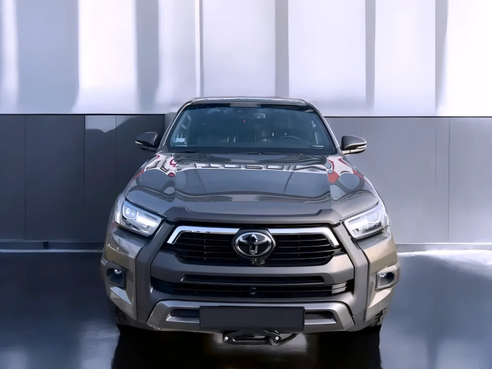 Toyota Hilux 2.8 D-4D Invincible (2)
