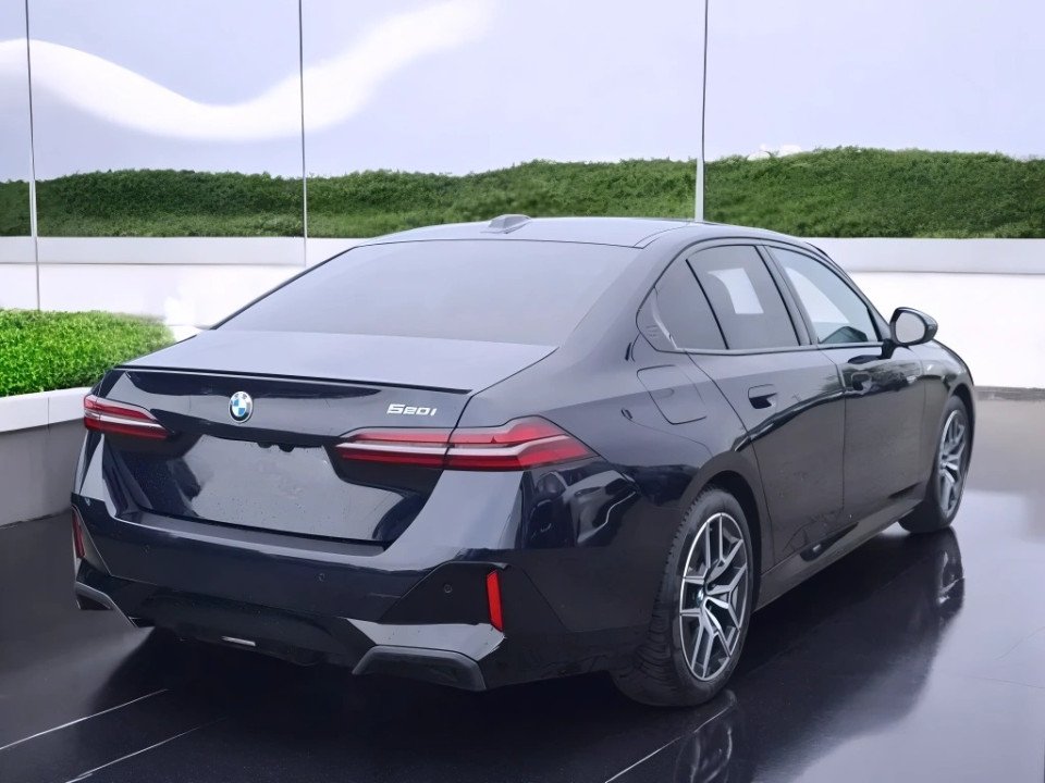 BMW Seria 5 520i (3)