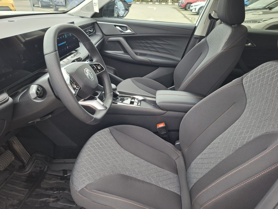 MG HS Excite 11