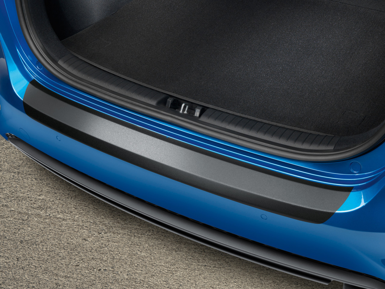 1625236661_J7272ADE00BL_IM_Rear_bumper_protection_foil_black_01 1280xauto