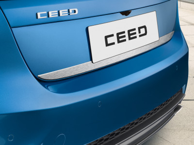 1625236661_J7491ADE00BR_IM_Tailgate_trim_line_brushed_01 400xauto