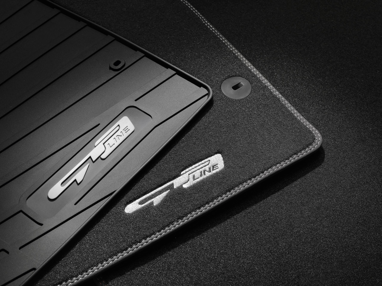 1625752655_H8143ADE01GL H8143ADE10GL_IM_Floor_mat_velour_GT_Line_01 1280xauto