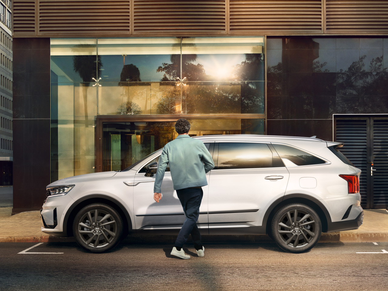 1626187072_P2300ADE00BL_IM_Exterior_styling_kit_piano_black_01 1280xauto