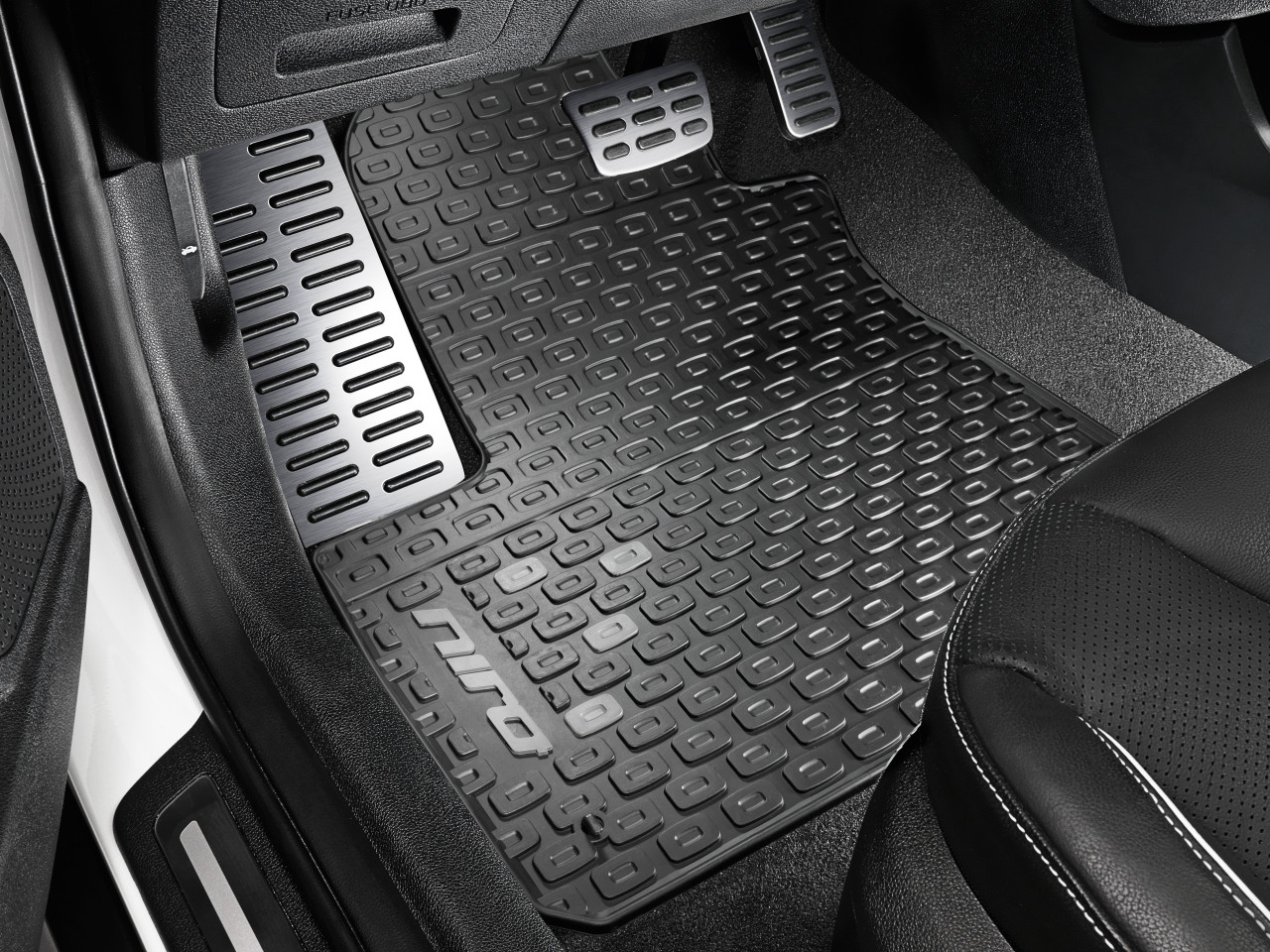 1627048063_Q4131ADE00_IM_Floor_mats_all_weather_with_grey_accent_LHD_01 1280xauto
