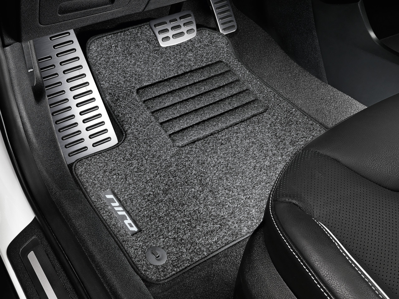 1627048063_Q4141ADE00_IM_Floor_mats__standard__LHD_01 1280xauto