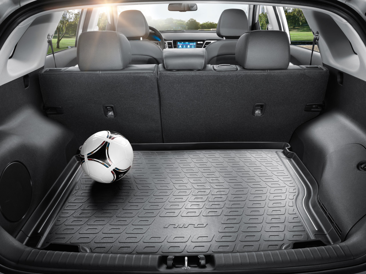 1627292341_G5122ADE00 G5122ADE01 G5122ADE10 G5122ADE11_IM_Trunk_liner_with_grey_accent_01 1280xauto