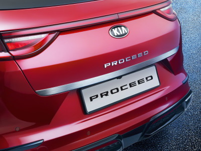 1628250504_J7491ADE20BR_IM_Tailgate_trim_line_brushed_01 400xauto