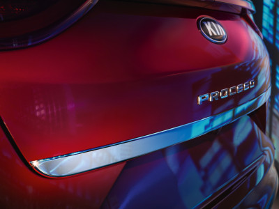 1628250504_J7491ADE20ST_IM_Tailgate_trim_line_chrome_02 400xauto