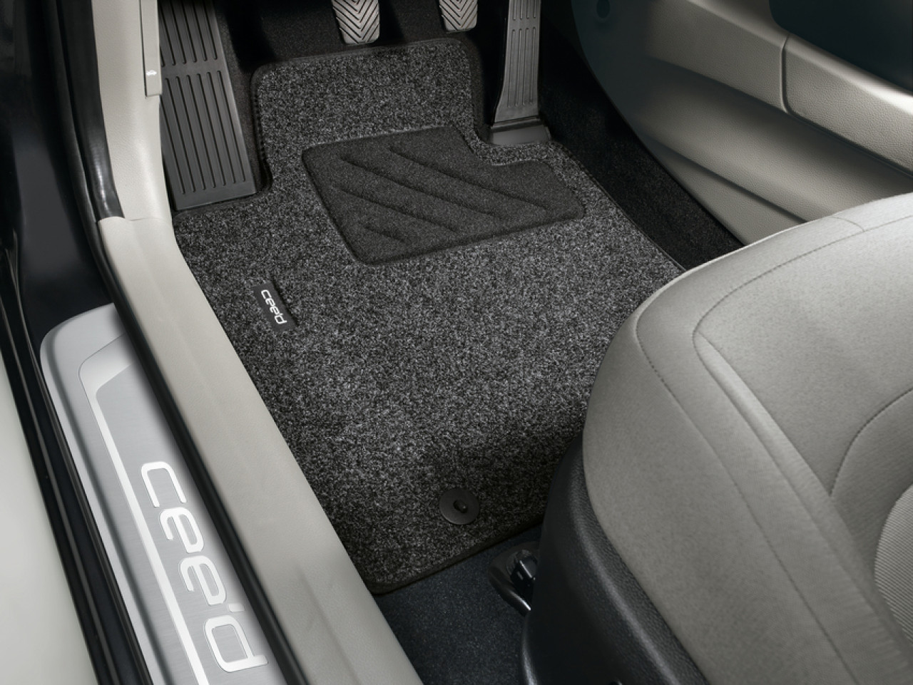 1633693648_A2141ADE01 A2141ADE11_IM_Floor_mats_standard_01 1280xauto