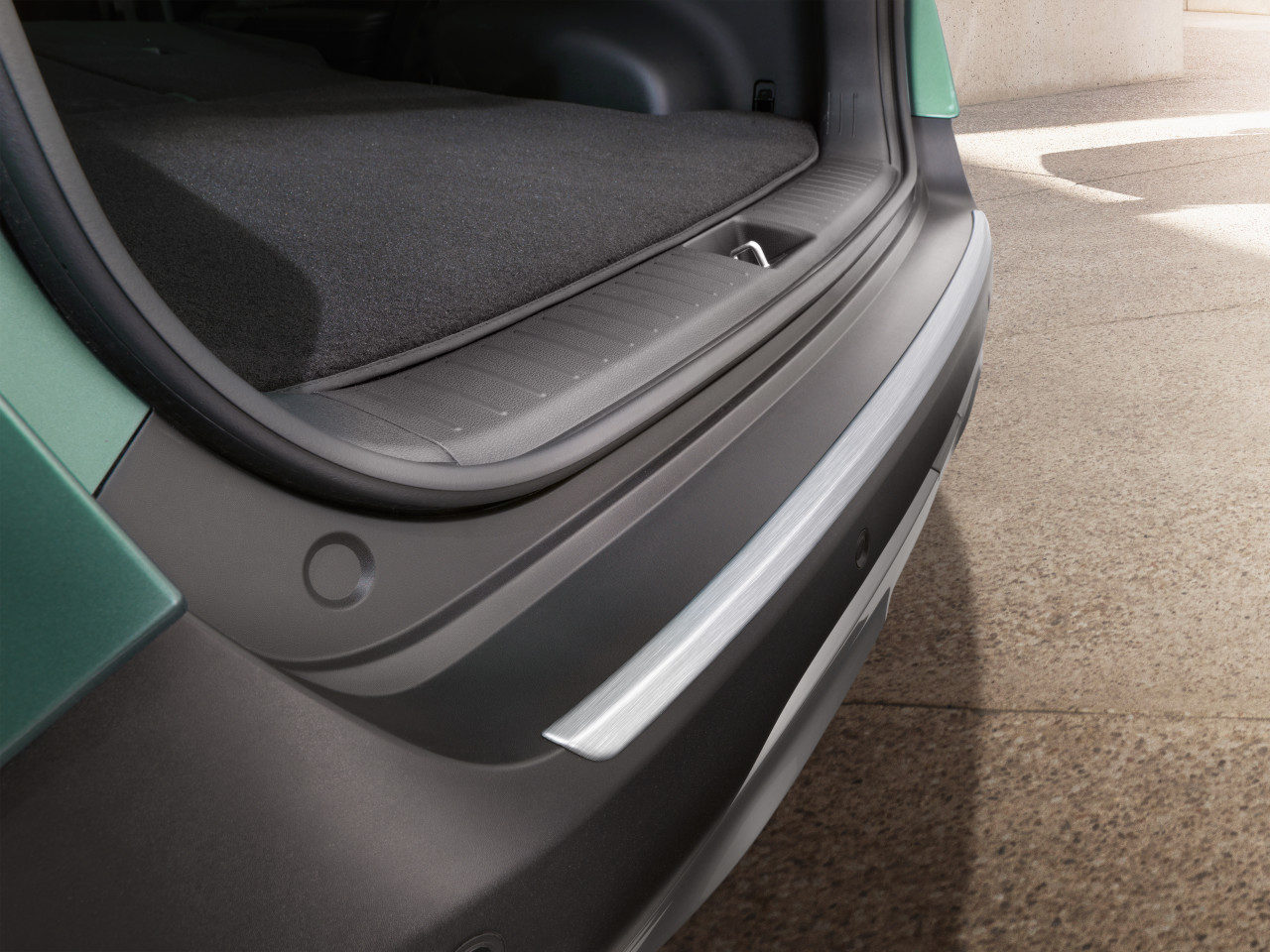 1641908043_R2274ADE00BR_IM_Rear_bumper_trim_line_brushed_aluminum_optic_01 1280xauto