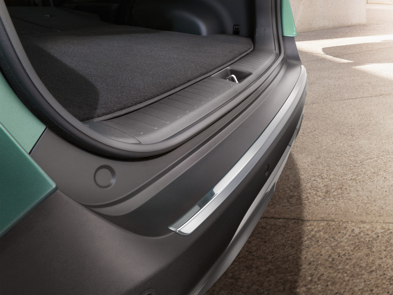 1641908043_R2274ADE00CL_IM_Rear_bumper_trim_line_chrome_optic_01 1280xauto