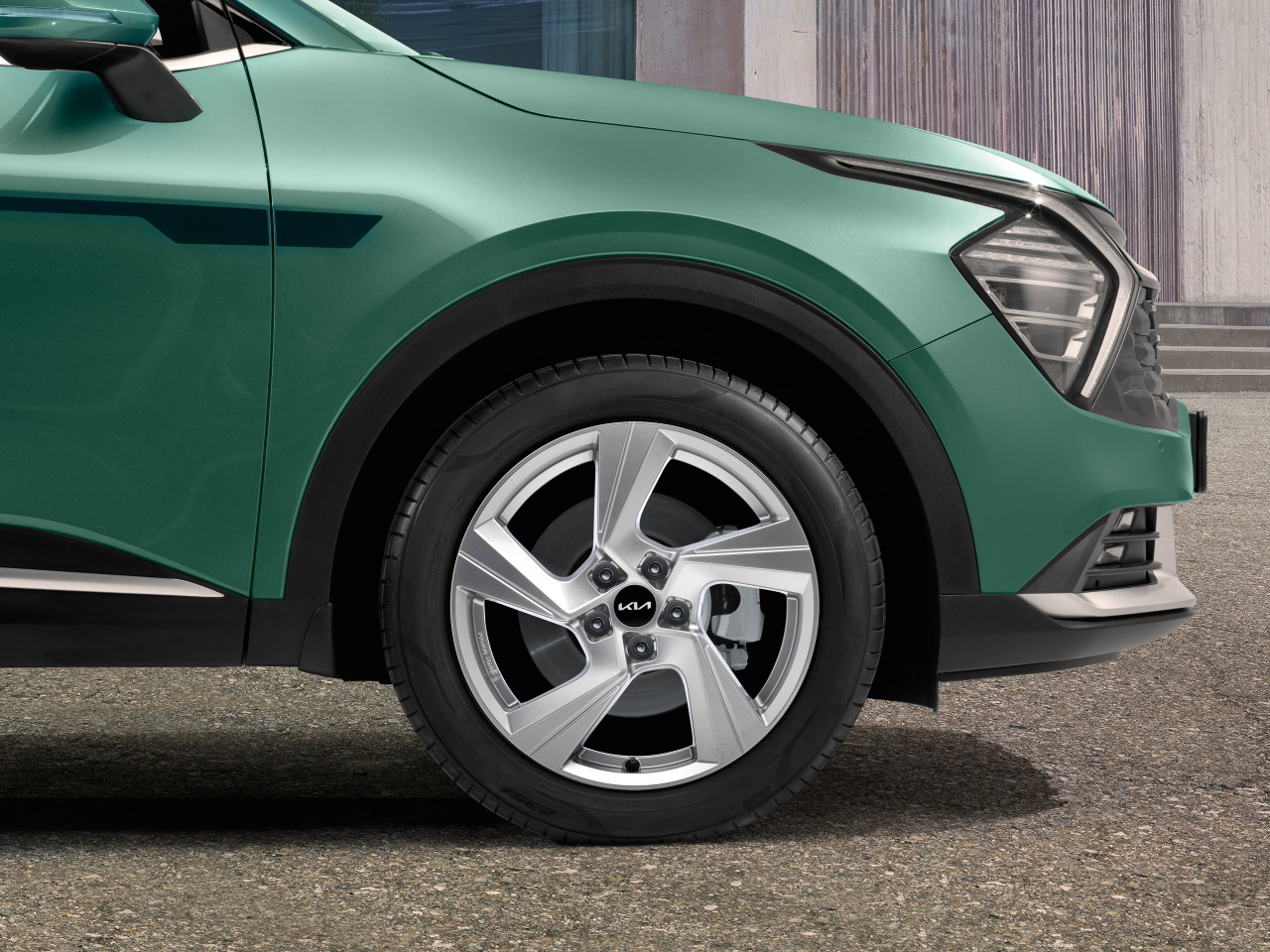 1641908512_R2400ADE08_IM_Alloy_wheel_18_Muan_silver_01 1280xauto