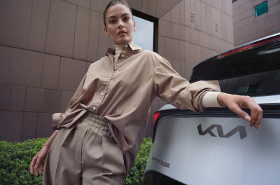 1641908512_R2491ADE00BL_IM_Tailgate_trim_line_piano_black_02 400xauto