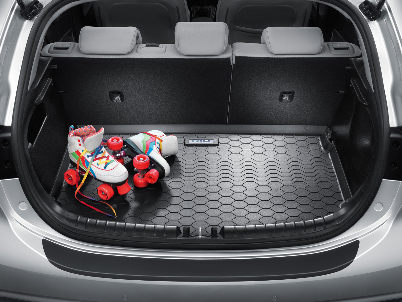 1648811544_H8122ADE10 H8122ADE00 H8272ADE00BL_IM_Trunk_liner_and_Bumper_protection_foil_01 1280xauto