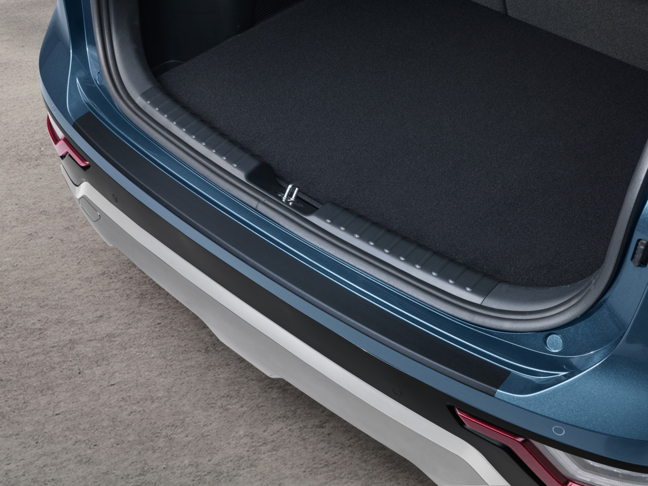 1655217228_AT272ADE00BL_IM_Rear_bumper_protection_foil_black_01 1280xauto