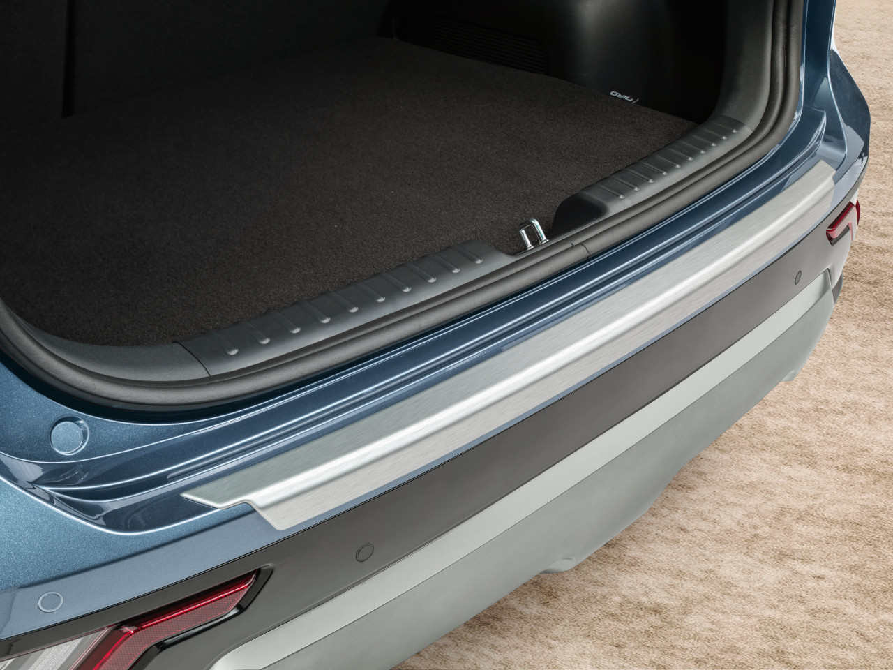 1655217778_AT274ADE00BR_IM_Rear_bumper_trim_line_brushed_aluminium_01 1280xauto