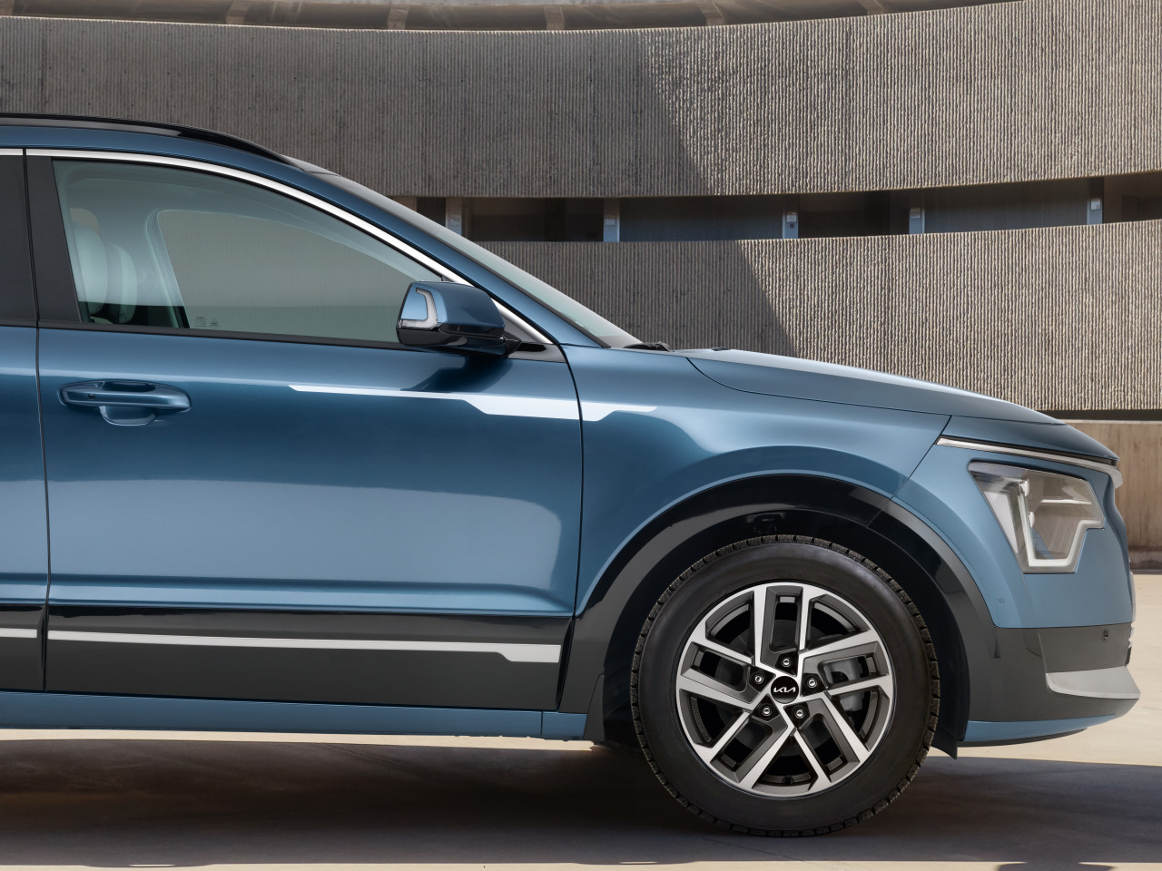 1655217778_AT400ADE06BC_IM_Alloy_wheel_16_Gaya_bicolour_01 1280xauto