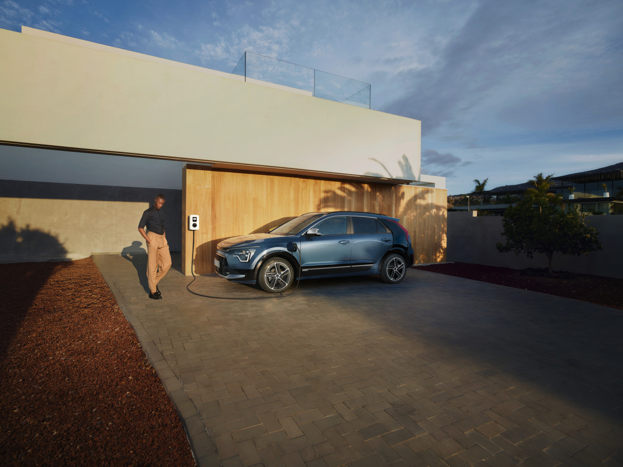 1655217778_AT431ADE00BR AT271ADE00BR AT400ADE08BC_IM_Home_charging_Emotional_image_01 1280xauto