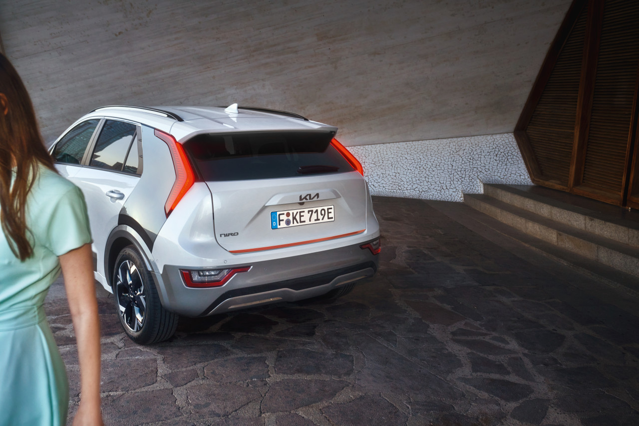 1655217778_AT491ADE00OR ATF40AK010_IM_Styling_orange_delight_Emotional_image_01 1280xauto