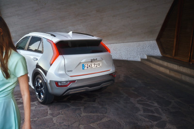 1655217778_AT491ADE00OR ATF40AK010_IM_Styling_orange_delight_Emotional_image_01 400xauto