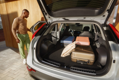 1655218865_AT275ADE00BL_IM_Trunk_sill_trim_line_Emotional_image_01 400xauto