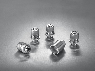 1660740829_77490ADE50TB_IM_Locking_wheel_nuts_and_Key_01 400xauto