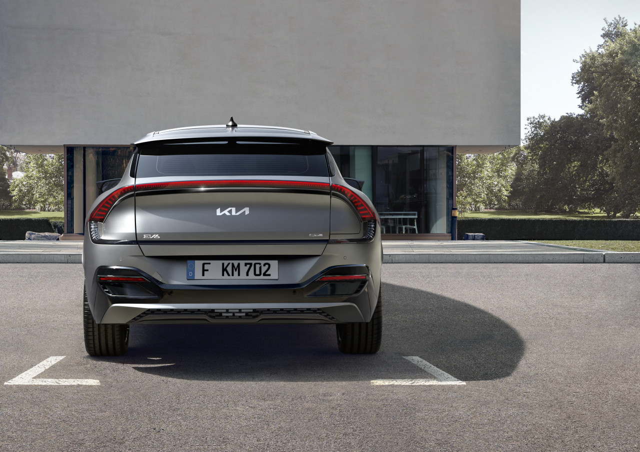 1669046501_CV491ADE00BL_IM_Tailgate_trim_line_black_01 1280xauto