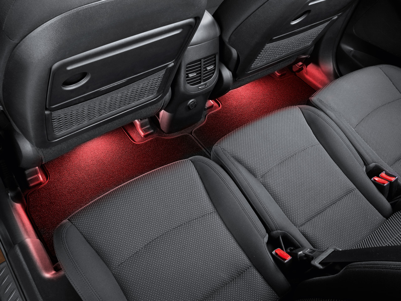 1688987966_66650ADE30_IM_LED_footwell_illumination_second_row_red_RP_01 1280xauto