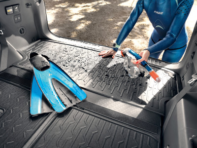 1695994786_DO122ADE00E_IM_Emotional_image_Trunk_liner_with_extension_01 400xauto