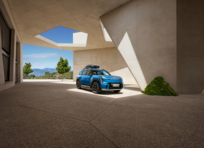 1695995302_66730ADE01 DO211ADE00ALGL DOF37AC400_IM_Emotional_image_Roofbox390_01 400xauto