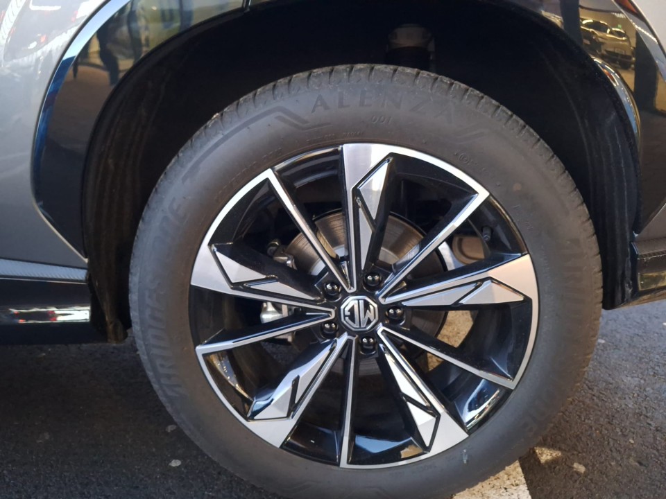 MG HS 18